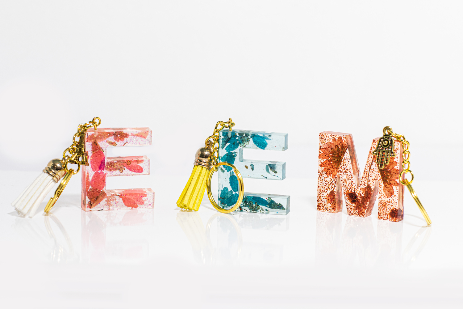 Llavero con forma de letra modelo floral - Imagen 2