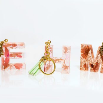 Llavero con forma de letra modelo floral