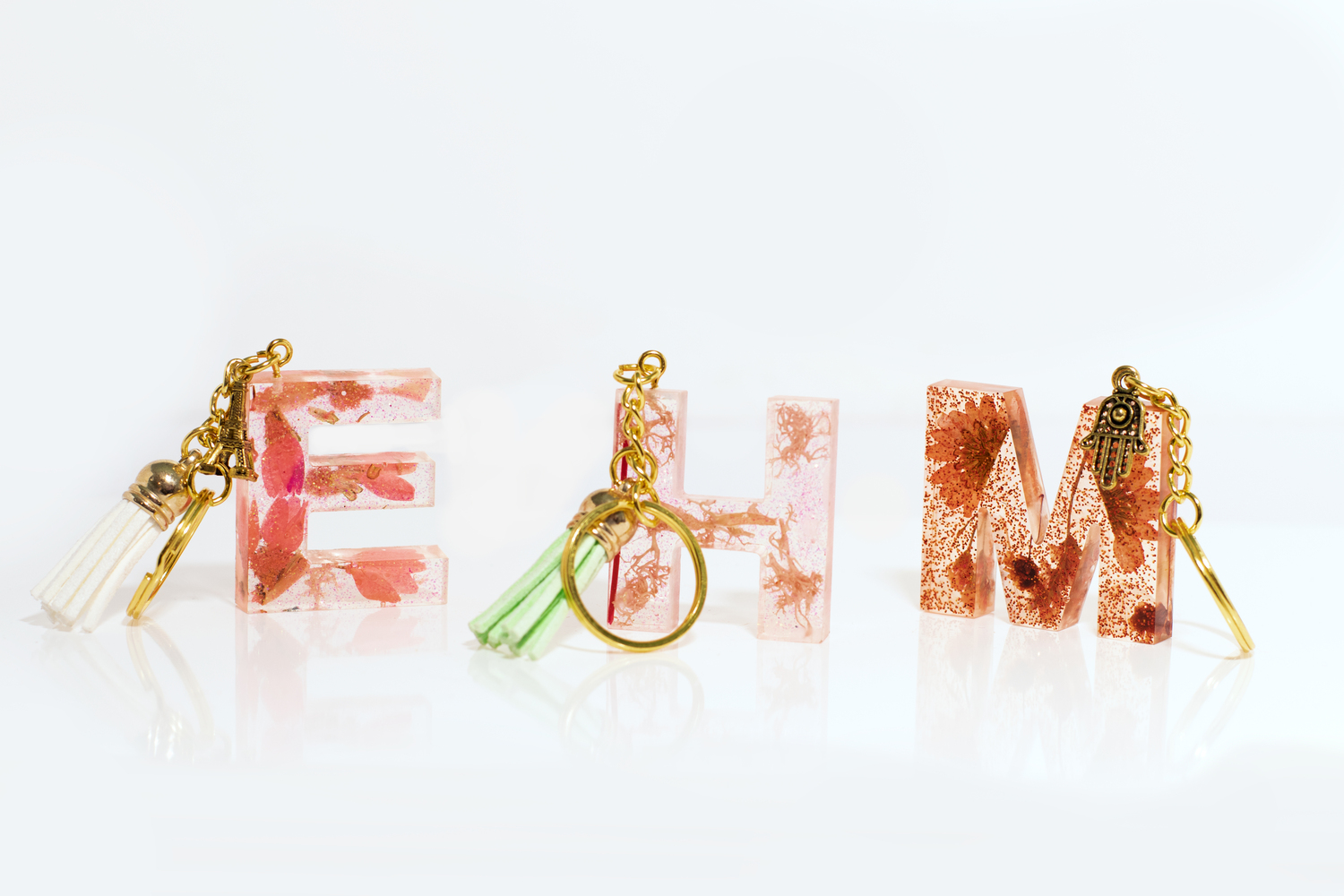 Llavero con forma de letra modelo floral