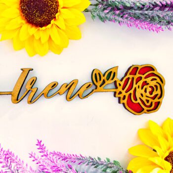 Rosa de madera LOVE + NOMBRE. Detalle de madera con forma de rosa.