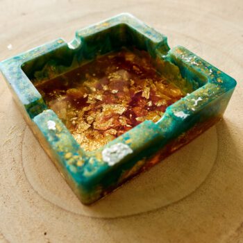 Cenicero hecho a mano con diseño único verde y oro