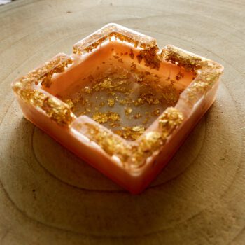 Cenicero hecho a mano con diseño único dorado