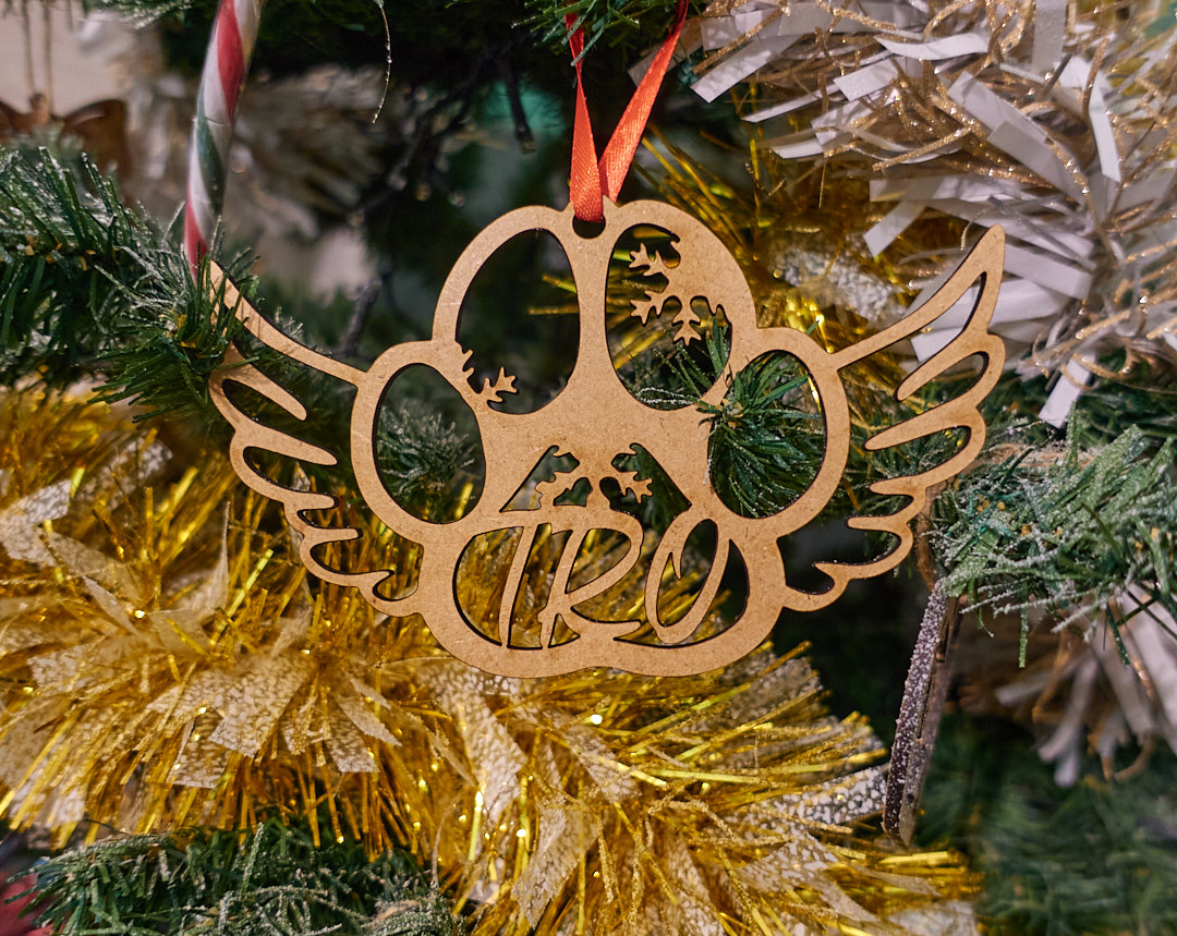 Bola decorativa huella con alas y nombre personalizado