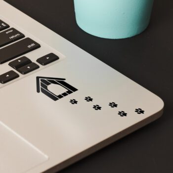 Vinilo para portátil "Caseta con huellas"